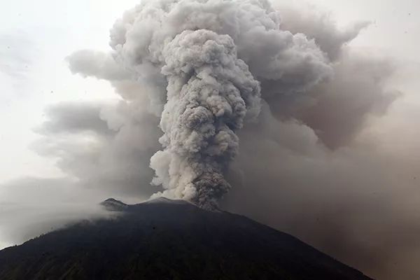 印尼火山喷发后的中国游客滞留挑战与应对策略