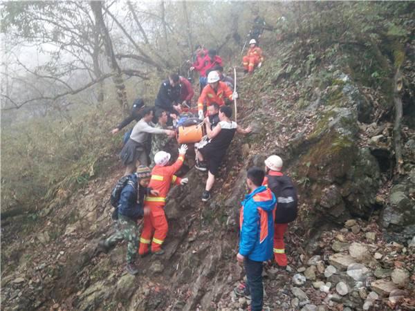 四川九峰山驴友坠崖身亡事件引发热议关注