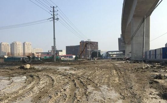 市政道路多年未修，刮风扬尘与下雨泥泞的困扰