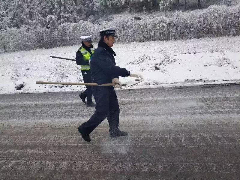 六盘水高新区建设服务中心心系群众安全，撒盐除冰行动确保畅通无阻