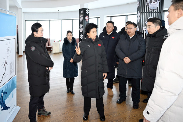 梁惠玲亚布力检查亚冬会场馆设施维修工作，细致保障赛事顺利进行